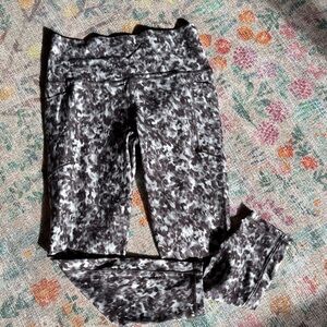 Athleta Black and Gray Patterned Salutation Stash 7/8 Tight Leggings EUC